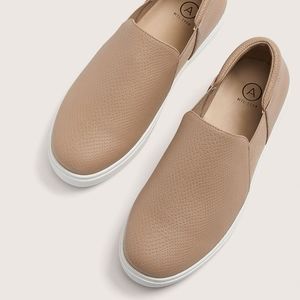 Addition Elle khaki slip one (size 9)